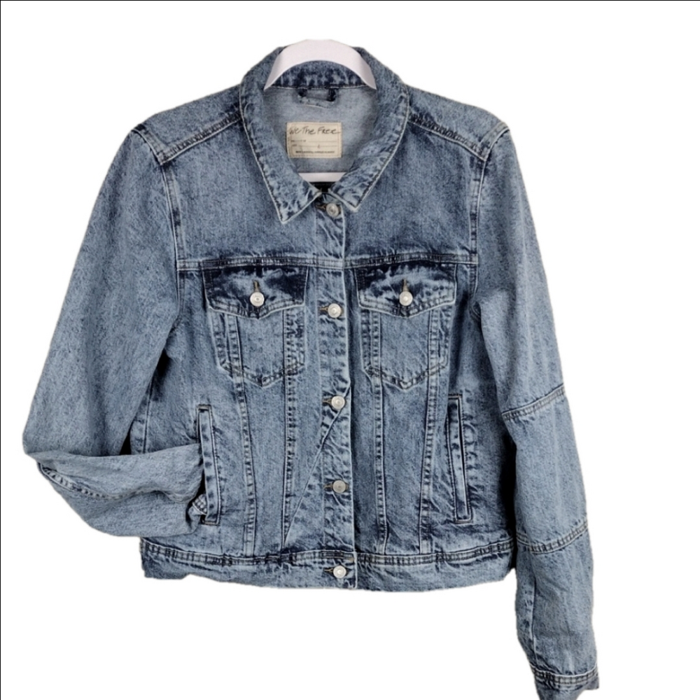 We The Free Blue Light Wash Long Sleeve Button Front Classic Denim Jean Jacket